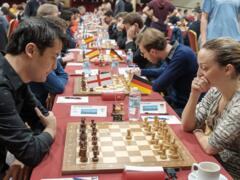 GM David Howell (England) und IM Elisabeth Pähtz in Runde 6. Neben Pähtz sitzt Georg Meier.