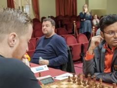 GM Simon Williams (England) gegen GM Surya Shekhar Ganguly (Indien) in Runde 8. Dazwischen Daniel Fridman.