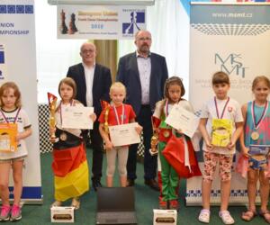 U8w: Isabella Bako (2. Platz, 2.v.l.), Nikol Barteckova (Tschechien, 1. Platz, 3.v.l.), Ralitsa Arshinkova (Bulgarien, 3. Platz, 4.v.l.) und weitere Preisträgerinnen