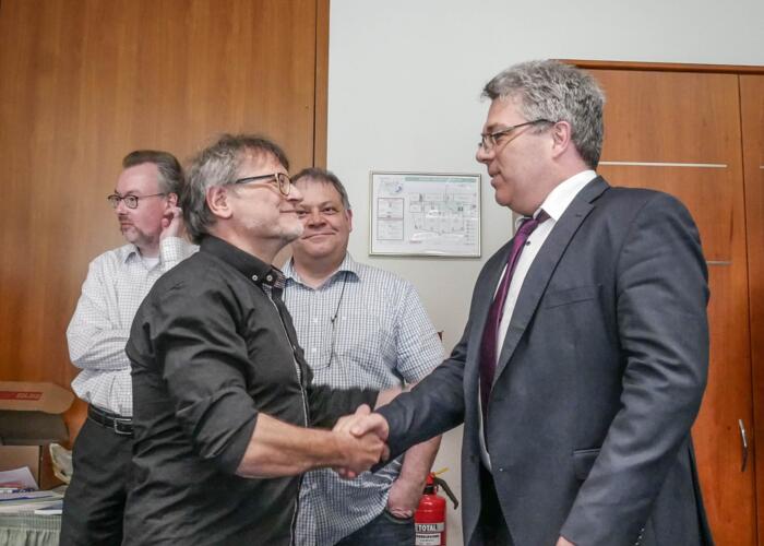 "Herausforderer" Uwe Pfenning, Wortführer der "Pro-Jordan-Fraktion", gratuliert Ullrich Krause (r.) zur Wiederwahl als Präsident beim Kongress in Magdeburg 2019