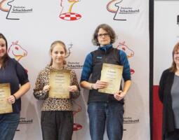 Frauenwertung (alle Gruppe G): Sophia Elter (Platz 2), Karolina Kosak (Platz 1), Ana Hintze (Platz 3) und Diana Skibbe (Präsidentin Thüringer Schachbund)