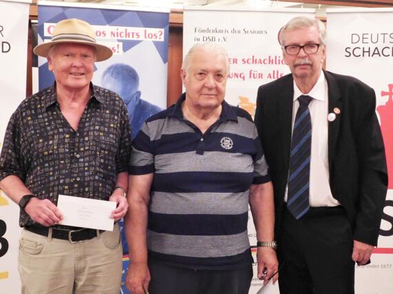 Schnellschach 65+ Nestorenwertung: Reinhard Böhle (2.), Klaus Klundt (1.) und DSB-Seniorenreferent Wolfgang Block