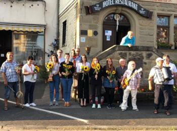 Und Einzug in unser Gründungslokal: Hotel-Restaurant Schlundhaus. Die Band mit Altbürgermeister Clemens Behr (Ehrenmitglied des Schachclubs) vor dem Schlundhaus am Marktplatz.