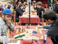 Runde 6: GM Abhijeet Gupta (Indien) und GM Hikaru Nakamura (USA), im Hintergrund GM Radoslaw Wojtaszek (Polen) gegen GM Rasmus Svane