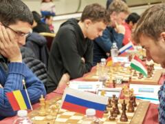 GM Mircea-Emilian Parligras (Rumänien) gegen GM Sergej Karjakin (Russland) in Runde 6. Im Hintergrund Dennis Wagner.