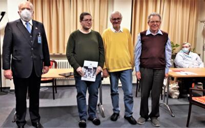 Mirko Eichstaedt (1. Platz), Gerhard Dyballa (2. Platz), Olaf Dobierzin (3. Platz) mit dem Schiedsrichter Christian Kuhn (links). Rechts sitzend Elisabeth Dyballa, die Frau des Autors.