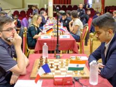 GM Maxime Vachier-Lagrave (Frankreich) und GM Abhimanyu Puranik (Indien) in Runde 2