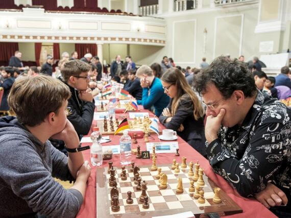 IM Vincent Keymer gegen GM Emil Sutovsky (Israel) in Runde 9