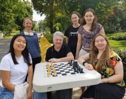 Dinara Wagner, Elisabeth Paehtz, Women’s national coach Yuri Yakovich, Josefine Heinemann, Hanna Marie Klek and Lara Schulze