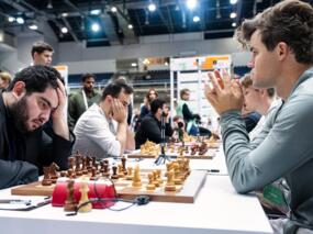 Parham Maghsoodloo (Iran) und Magnus Carlsen (Norwegen)