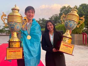 Weltmeister: Nogerbek Kazybek und Divya Deshmukh