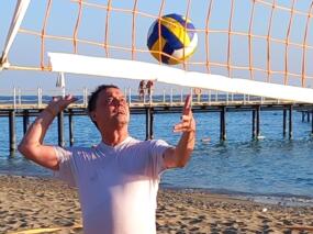 Bernd Vökler beim Beachvolleyball