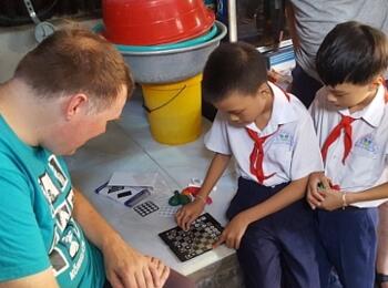 Malte beim Schach spielen gegen Duc und Nanh