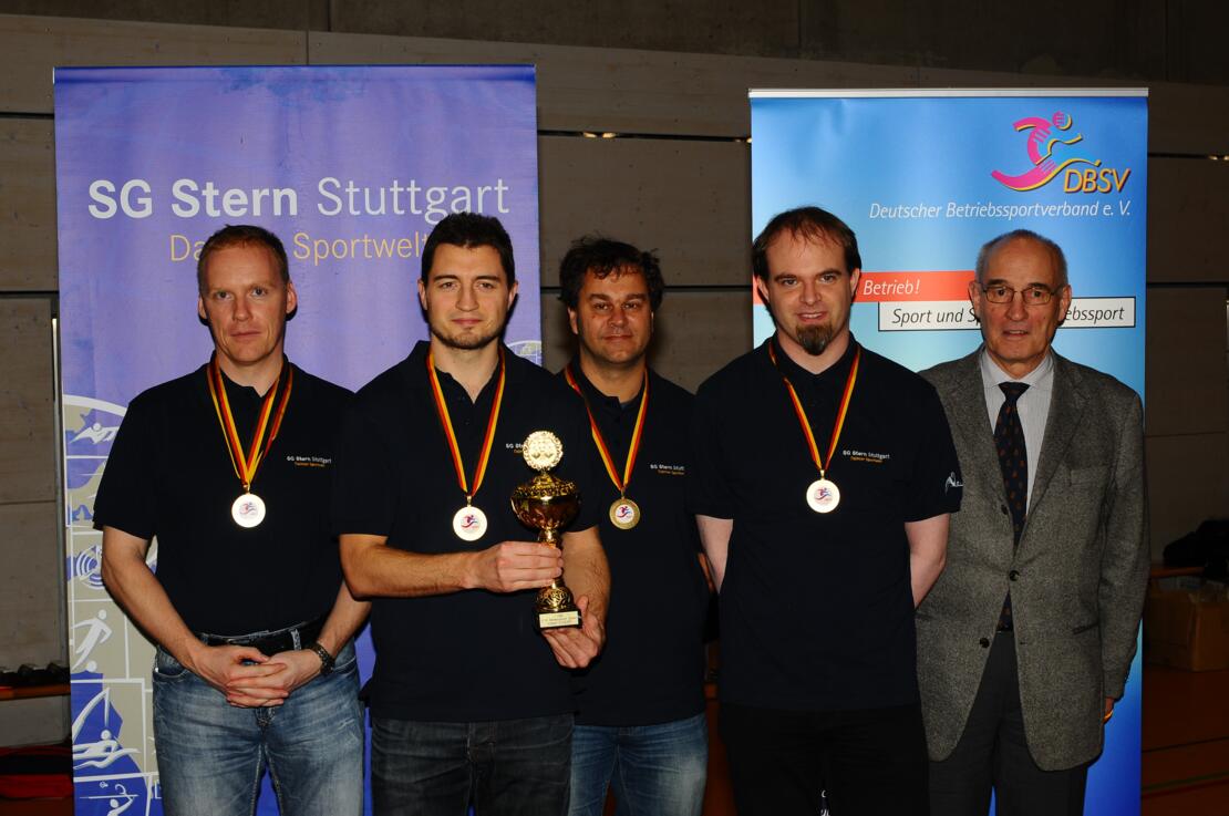 Die Siegermannschaft SG Stern Stuttgart 1. Von links nach rechts: FM Ralf Müller, Stanislav Sokratov, Christoph Steinhardt, Martin Landenberger. Auf dem Bild fehlen IM Karsten Volke und FM Josef Gheng sowie Vizepräsident Gerhard Brillisauer.