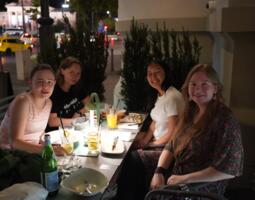 Hanna Marie Klek, Josefine Heinemann, Dinara Wagner und Lara Schulze beim Abendessen