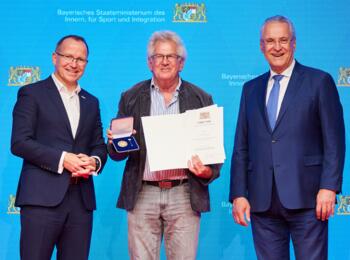Jörg Ammon (Präsident des bayerischen Landessportverbandes), Gerhard Kuchling und Joachim Herrmann (bayerischer Staatsminister des Innern)