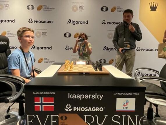 Magnus Ermitsch auf dem Stuhl von Magnus Carlsen