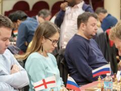 IM David J. Eggleston (England) und GM Pawel Tregubow (Russland) in Runde 7. Dahinter IM Alina Kaschlinskaja (Russland, seit 2015 mit Radoslaw Wojtaszek verheiratet) und GM Daniel Fridman.