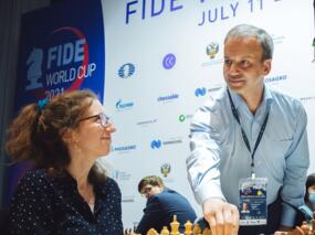 FIDE-Präsident Arkadi Dworkowitsch mit dem symbolischen ersten Zug am Brett von Marie Sebag (Frankreich)