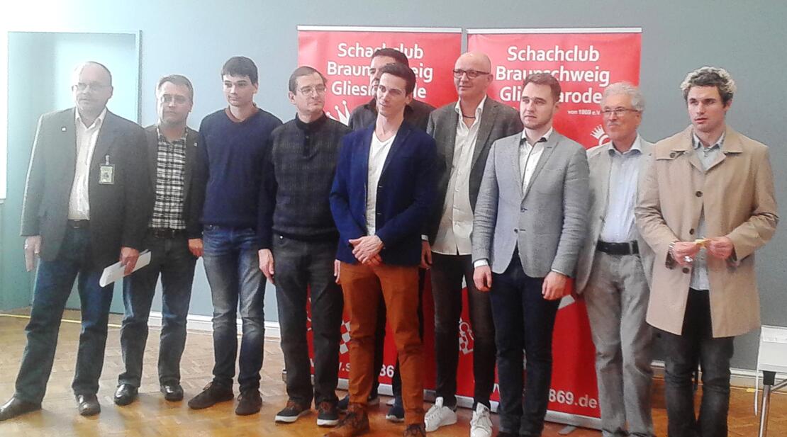 Stefan Ewert, Dirk Rütemann (beide Schiedsrichter), Valentin Buckels (2. Platz), Michal Krasenkow (4. Platz), Wolfgang Pajeken (hinten, Turnierdirektor), Nikolas Lubbe (1. Platz), Michael S. Langer (Klubvorsitzender und Präsident des Niedersächsischen Schachverbandes), Nikita Meschkows (3. Platz), Jürgen Waldschläger (2. Klubvorsitzender), Radoslav Gajek (5. Platz), Michael Oberbacher (Klubkassenwart)