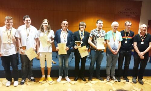 Siegerteams (v.l.): Danila Moisejew, Danila Pawlow, Alexej Popow (alle Russland, 2. Platz); Piotr Murdzia, Piotr Gorski (Weltmeister), Kacper Piorun (alle Polen, 1. Platz), John Nunn (Vize-Weltmeister), David Hodge, Jonathan Mestel (alle Großbritannien, 3. Platz)