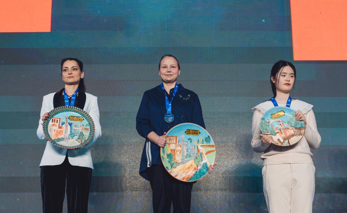 Blitzschach Frauen: Alexandra Kostenjuk (Schweiz, 2. Platz), Walentina Gunina (Russland, 1. Platz), Jiner Zhu (China, 3. Platz)