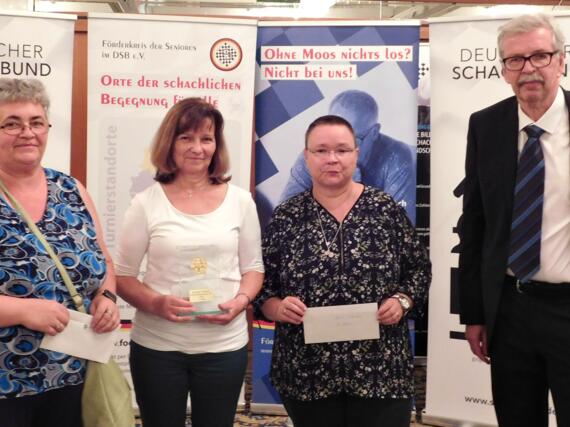 Blitzschach 50+ Frauenwertung: Daniela Iosif-Höllenriegel (3.), Constanze Jahn (1.), Andrea Hafenstein (2.) und DSB-Seniorenreferent Wolfgang Block