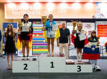 Siegerehrung U10 weiblich, links auf Platz zwei Yuefan Chen