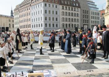 Impressionen von der Lebendschach-Partie auf dem Dresdner Neumarkt vor der Frauenkirche