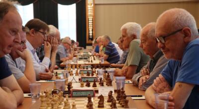 Yuri Boidman (rechts) hat das Teilnehmerfeld 65+ unter Kontrolle. Er gewann als einziger Hundertprozenter seine Partie der 4. Runde (gegen Wilfried Beilfuß, links).