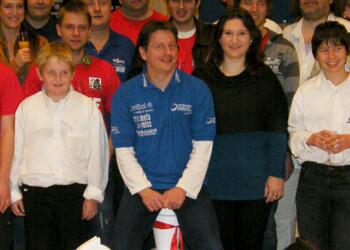 Marc Lang mit seiner Frau, Mitstreitern und Fans nach dem Weltrekord am 27. November 2011