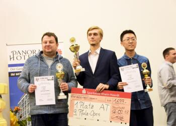 Siegerehrung 2018: GM Daniel Fridman (2.), Sieger GM Toms Kantans, GM Jinshi Bai (3.)