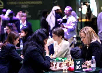 Elisabeth Pähtz in Runde 4 (gegen Deimante Cornette), links neben ihr Natalja Schukowa