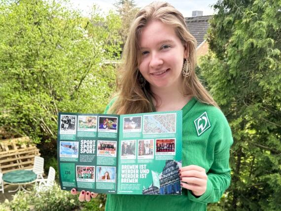 Lara Schulze mit dem Werder-Sammelalbum