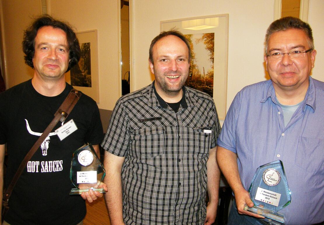 Tandemtitel verteidigt: Die Berliner André Sonder (links) und Bernd Bötzel (rechts) mit dem Präsidenten des Berliner Schachverbandes, Carsten Schmidt