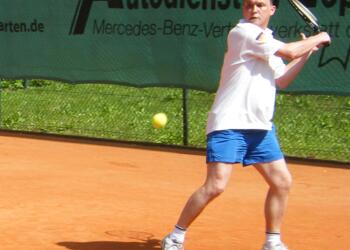 Bernd Vökler auf dem Tennisplatz in Neuenhagen