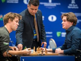 Magnus Carlsen und Vincent Keymer nach der Partie