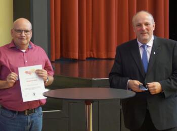 Thorsten Groß erhielt die Silberne Ehrennadel des Berliner Schachverbandes. Rechts Carsten Schmidt.