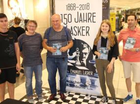 Uwe Pfenning, Präsident des Badischen Schachverbandes (2.v.l.), Claus Seyfried und Fiona Sieber