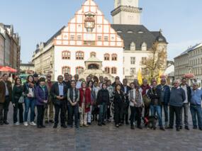 Teilnehmer des CCI-Treffens und der Ausstellungseröffnung vor dem altem Rathaus in Plauen