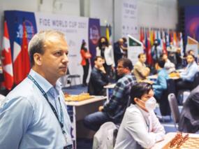 FIDE-Präsident Arkadi Dworkowitsch schaut sich um