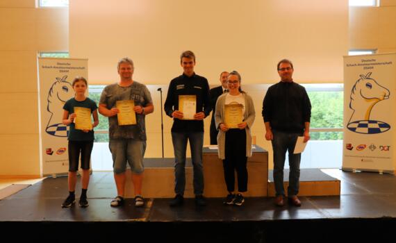 Gemischtes Doppel: 2. Platz "Dick und Doof" (Sarah Neininger, Uwe Kersten), 1. Platz "Grüße an Jeff the Chef" (Laurin Perkampus, Melanie Müdder), 3. Platz "Willi Willi Willingen" (Witali Swiridow, Leyi Charlotte Zhou)