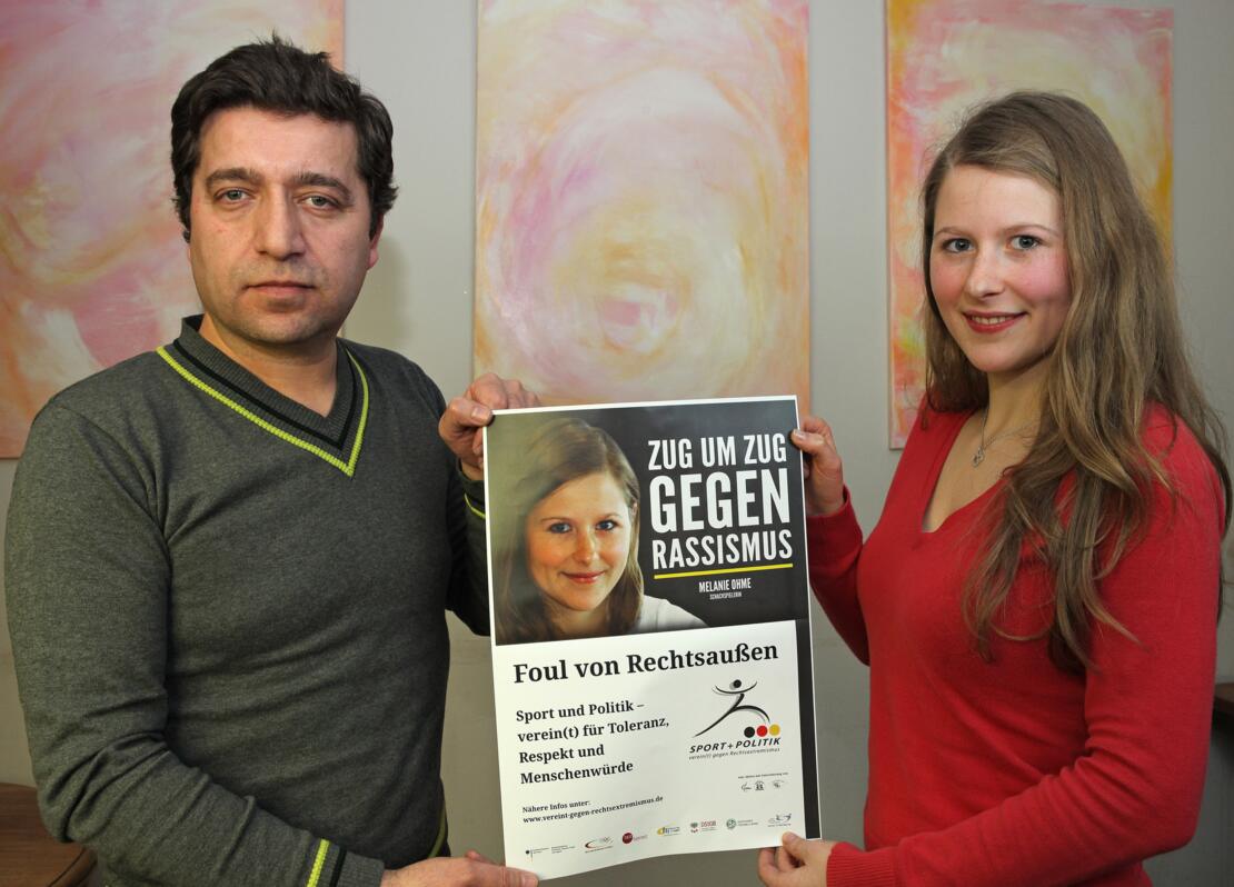 Mehmet Turan und Melanie Ohme bei der Übergabe im Friedberger Café Novum