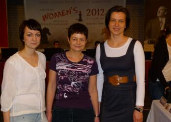 Elisabeth Pähtz, Zoja Schleining und Marta Michna vor der 5. Runde