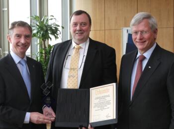 Deutscher Schachpreis für Ralf Schreiber. V.l.n.r. Hans-Jürgen Weyer, Ralf Schreiber, Eckhard Uhlenberg.