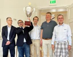 Pokalsieger 2022 OSG Baden-Baden: Michael Adams, Sergej Movsesjan, Georg Meier, Alexej Schirow und der OSG-Vorsitzende Patrick Bittner