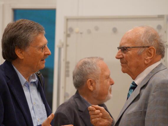 Symposium "Schach (in) der DDR" 2015 in Leipzig: Hans-Joachim Hecht und Dr. Fritz Baumbach, im Hintergrund Dr. Gerhard Schmidt