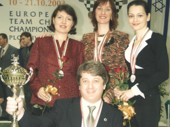 Mannschafts-Europameisterschaft 2003: Bronze für die russischen Frauen mit Trainer Jakovich, v.l. Alisa Galljamowa, Swetlana Matwejewa und Alexandra Kostenjuk