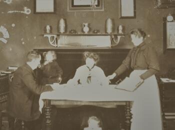 Foto der Familie Gregory vom 05.11.1905 in der Wohnung Berlin-Schöneberg, Martin-Luther-Straße 78, v.l.n.r.: Bernhard Gregory, Tochter Iselin, Ehefrau Ida und unterm Tisch Tochter Dolly.