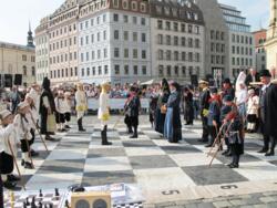 Impressionen von der Lebendschach-Partie auf dem Dresdner Neumarkt vor der Frauenkirche